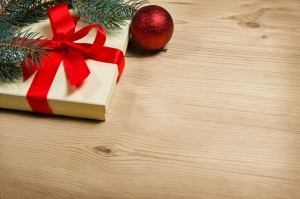 Indpakket julegave ligger under juletræ